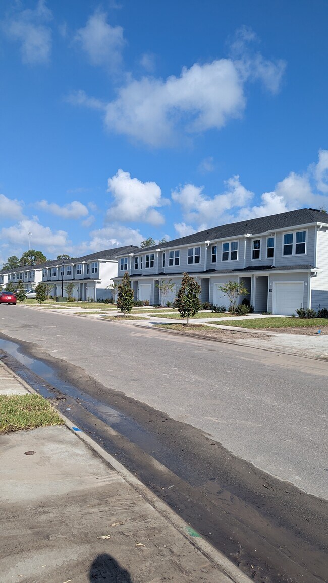 Foto del edificio - 559 Holly Lakes Dr