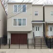 Building Photo - 617 N 7th St