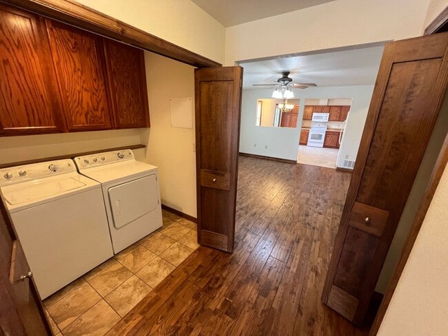 Building Photo - 409 S Broadway Ave