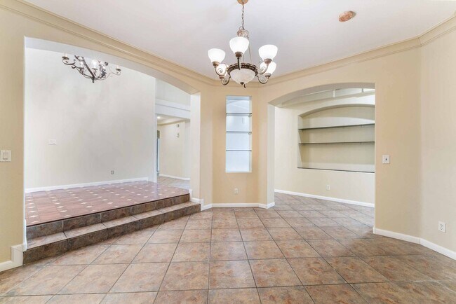 Building Photo - Exclusive Luxury Living Oasis!