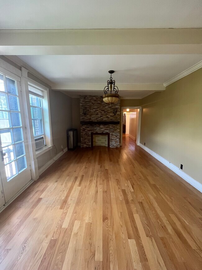 Living Room - 2315 N Commonwealth Ave