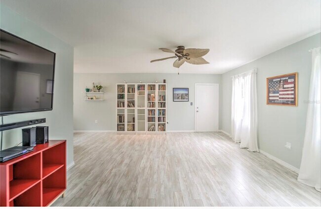 Building Photo - 6925 Avenue Des Palais