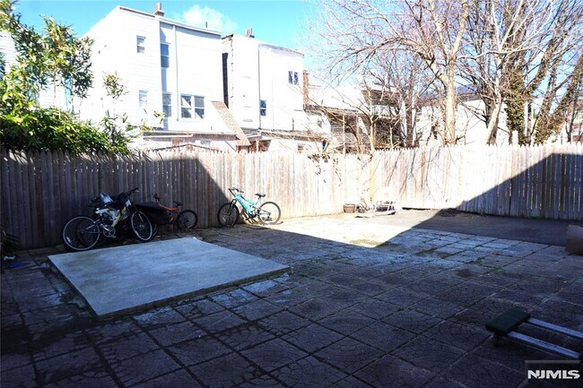 Building Photo - 399 S 6th St