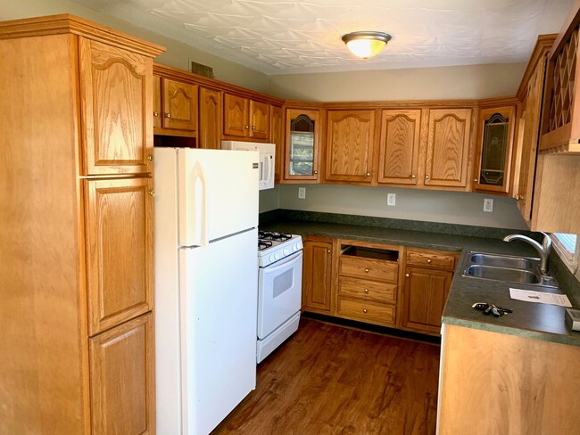 Building Photo - Charming Brick Ranch in the Heart of Hillview