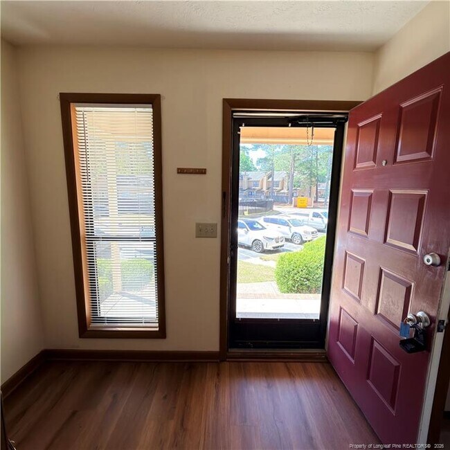 Foto del edificio - 1276 N Forest Dr