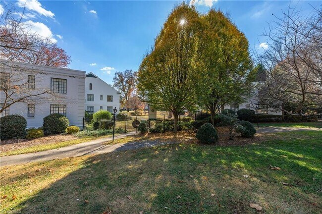 Building Photo - 2 Bedroom Country Club Manor Condo on N Elm