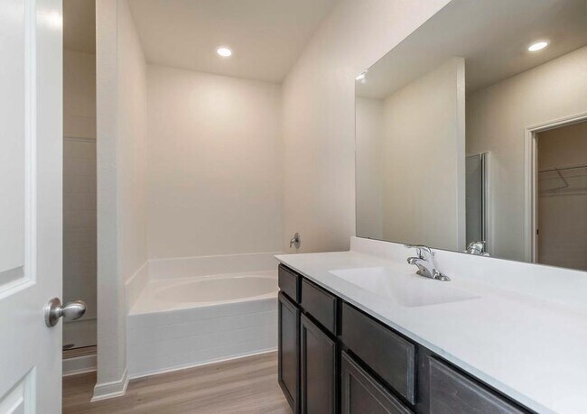 Foto del edificio - 300 Eastwood Flats Dr