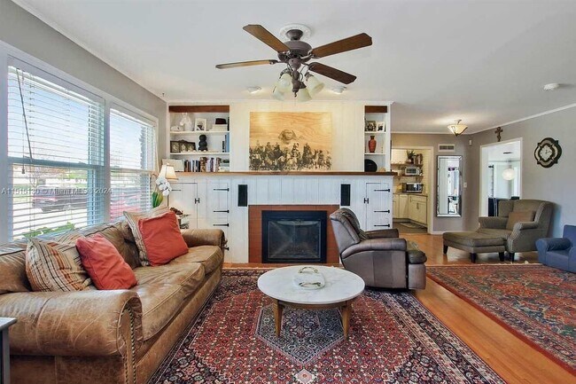 Building Photo - 104 N Brookside St