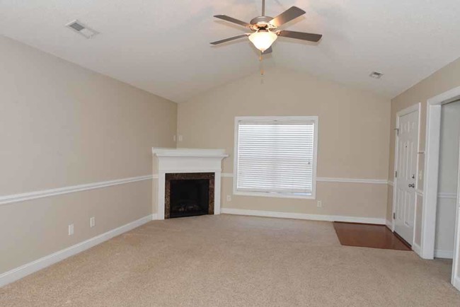 Building Photo - 2552 B Saddleback Dr