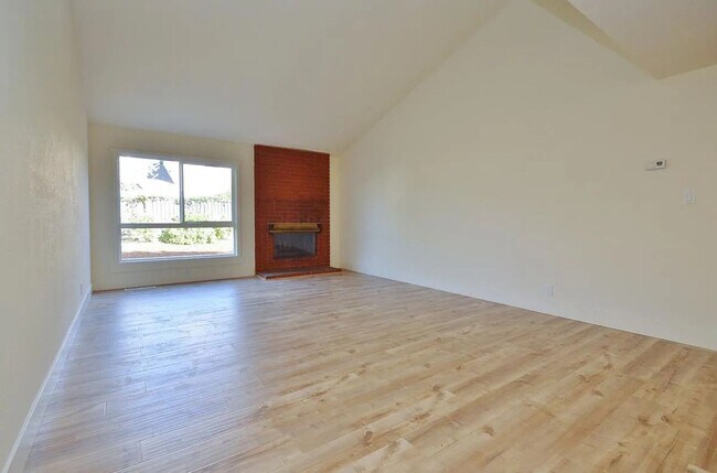 Building Photo - $4,200 / 4 BR - SPACIOUS HOME IN WARM SPRINGS WITH SCENIC HILL VIEWS
