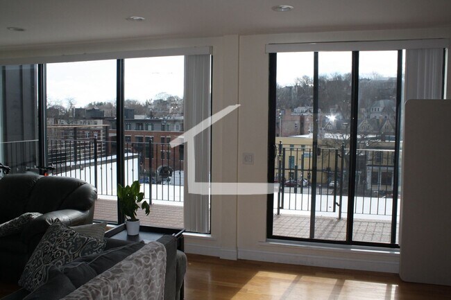 Building Photo - 1588 Beacon St