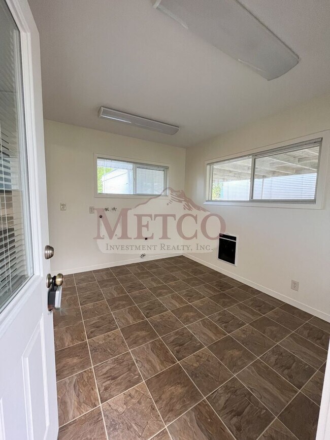 Building Photo - Updated 2 Bedroom home in Eugene