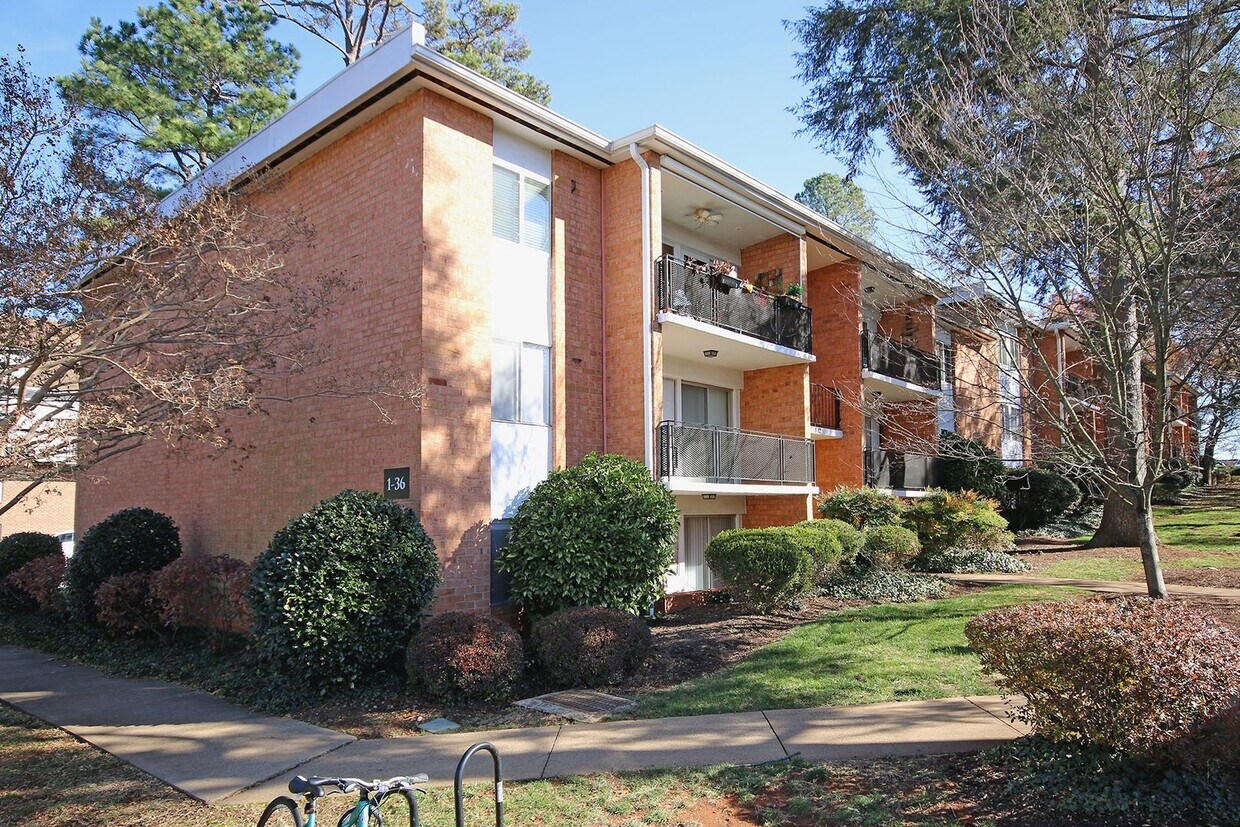 Primary Photo - Fully Furnished JPA Condo Near UVA Grounds...