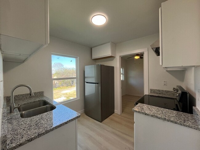 Foto del edificio - SECOND STORY APARTMENT WITH WATER PAID!!