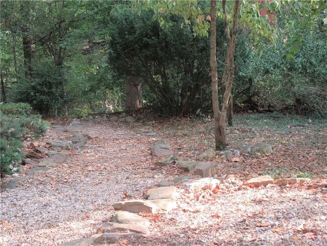 Building Photo - 2907 Summit Dr