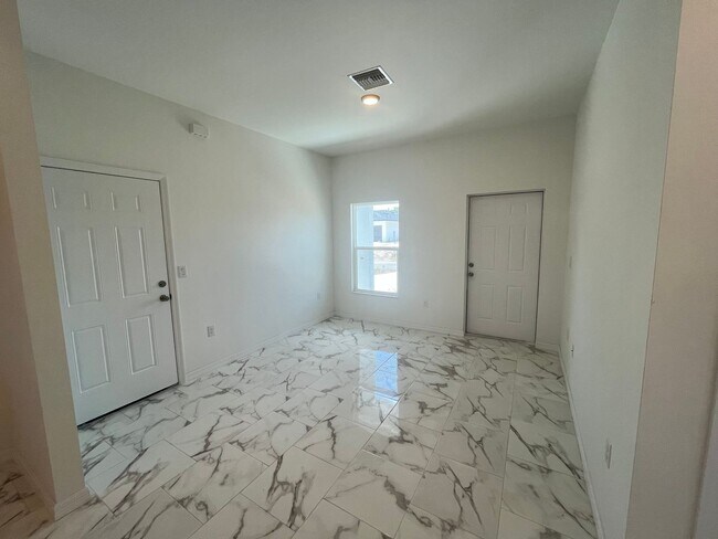 Building Photo - LOCATION LOCATION LOCATION-BRAND NEW 2 BED...