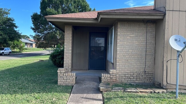 Building Photo - 2 Bedroom/2 Bathroom Duplex