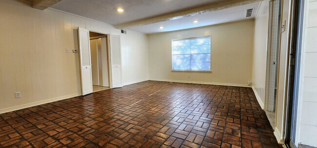 Foto del edificio - 7737 Village Trail Dr