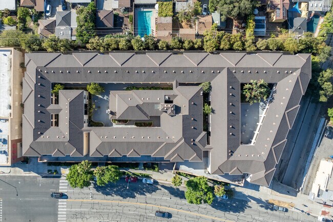 Aéreo - 62+ at Honolulu Senior Apartments