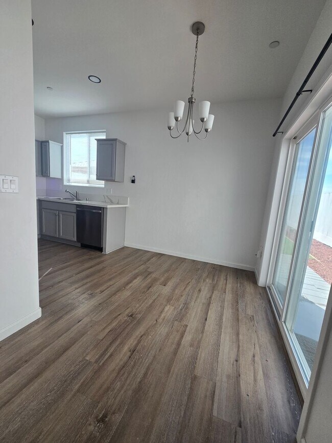 Foto del edificio - 3 BR 2.5 BA Available Now