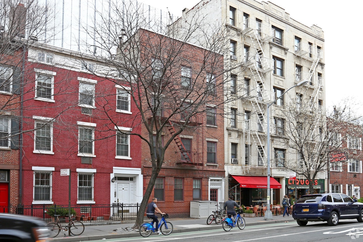 Building Photo - 453 Hudson St