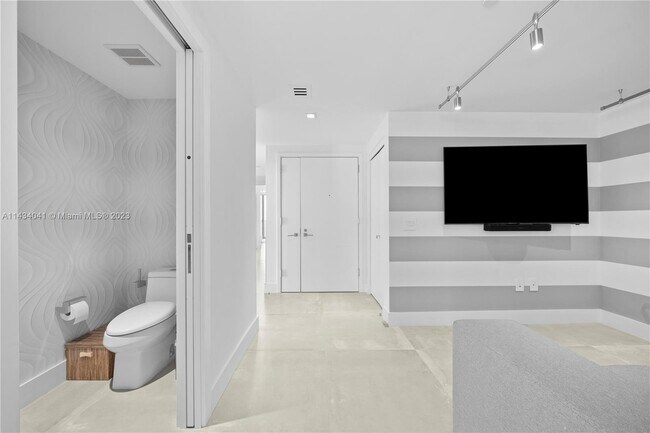 Foto del edificio - 650 NE 32nd St