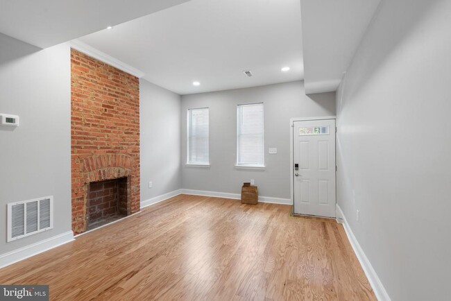 Building Photo - 1613 N Spring St