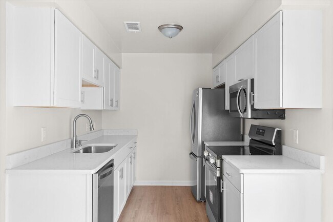 Foto del edificio - Greenbrier Living Near Shopping, Dining & Major Chesapeake Conveniences at this COMPLETELY REHABB...