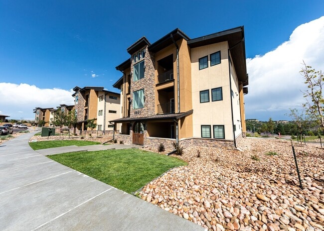 Building Photo - Fully Furnished 2 bedroom Apartment with g...