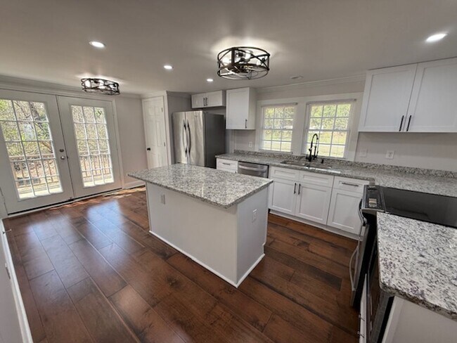 Foto del edificio - Country Charm Meets Modern Updates