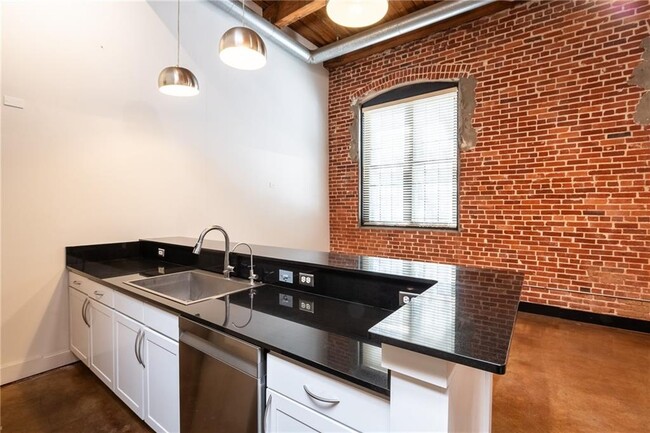 Building Photo - 644 Wells St SW