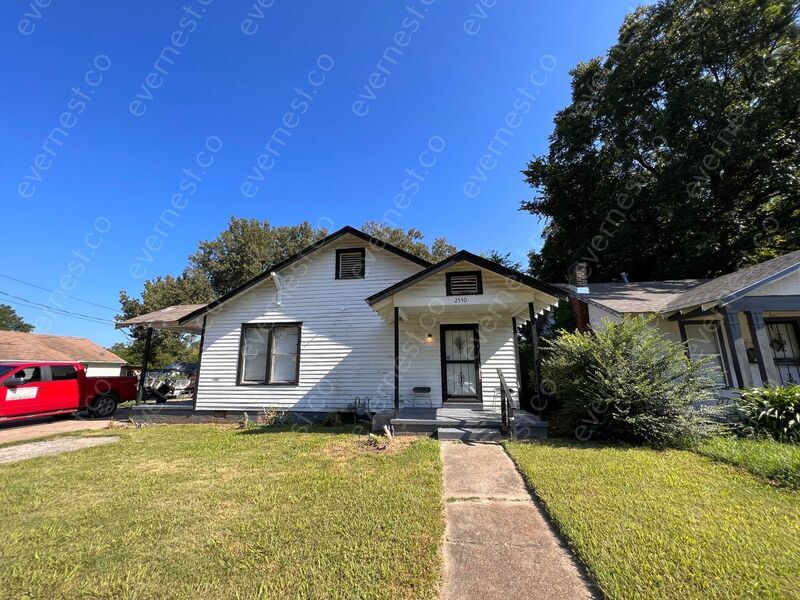 Primary Photo - 2550 Pershing Ave