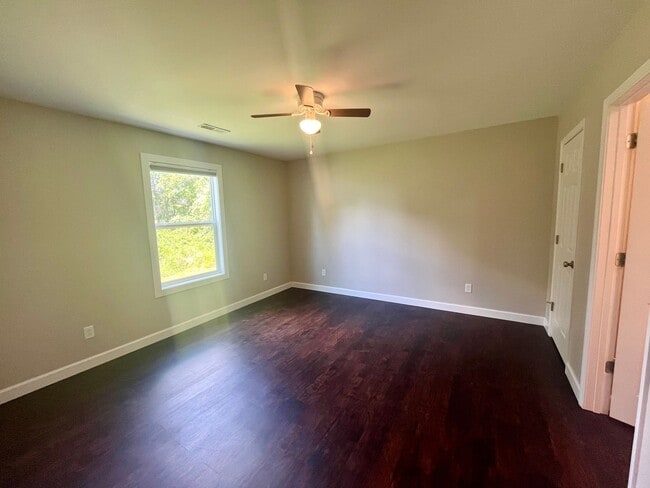 Building Photo - 3 Bedrooms | 2 Bathrooms | 1 Car Garage