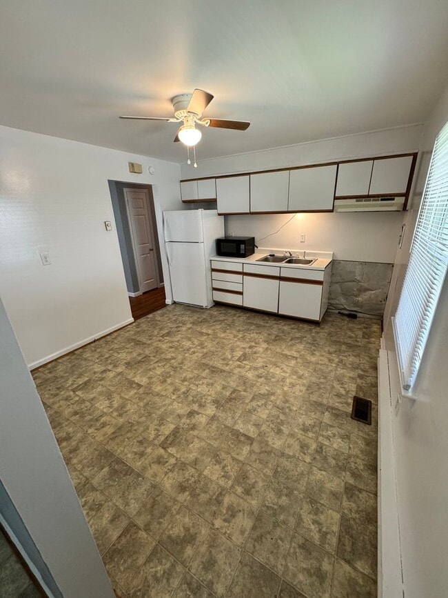 Building Photo - 3 bedroom house on quiet dead end! All ele...