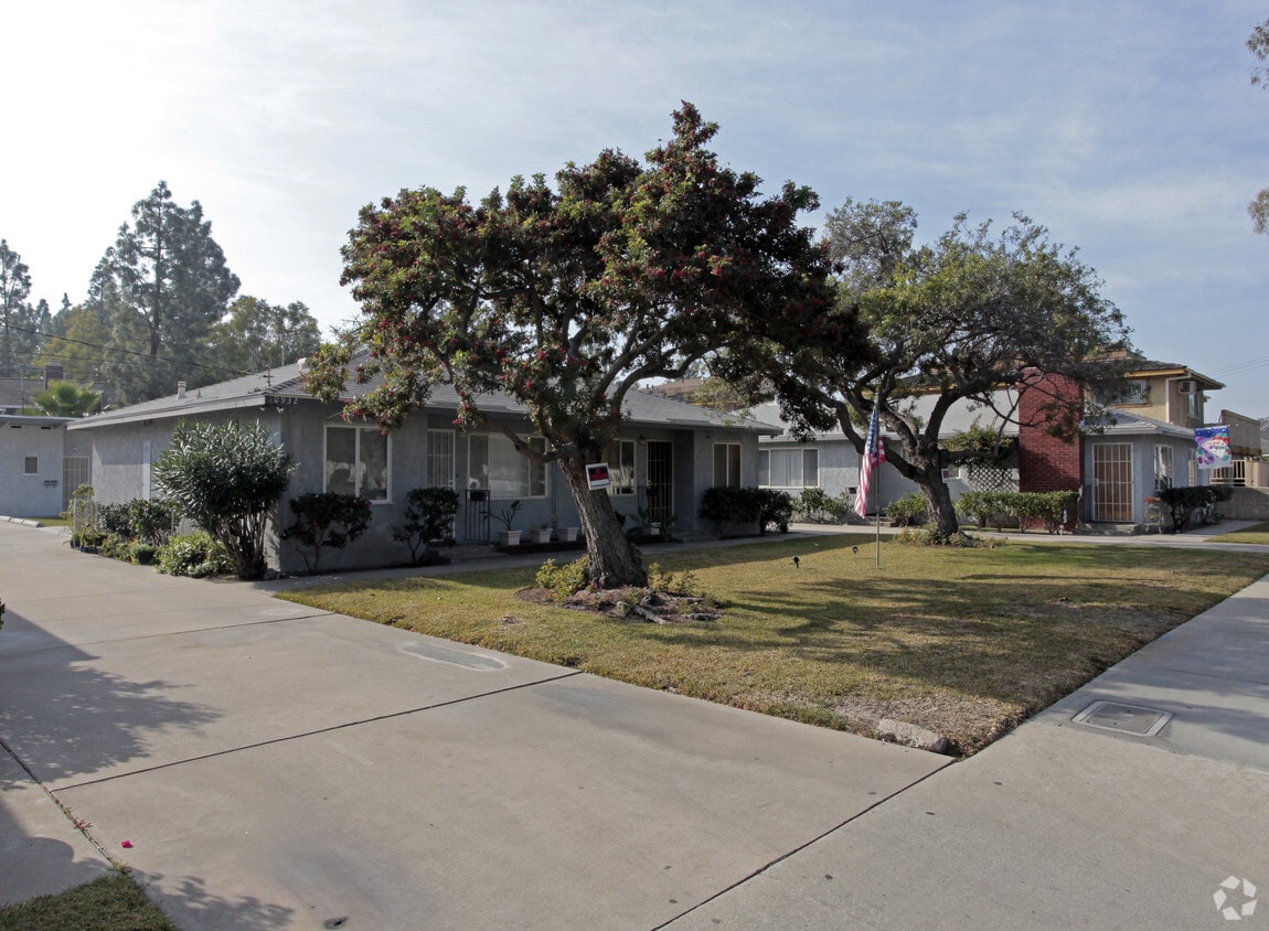 Building Photo - 10918-10942 Lampson Ave