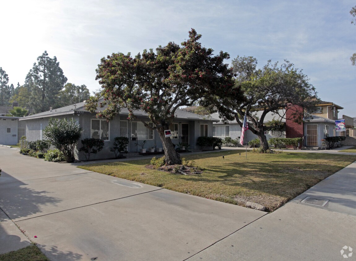 Foto del edificio - 10918-10942 Lampson Ave