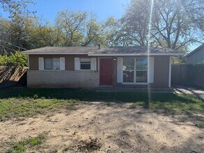 Building Photo - 410 Dorie St