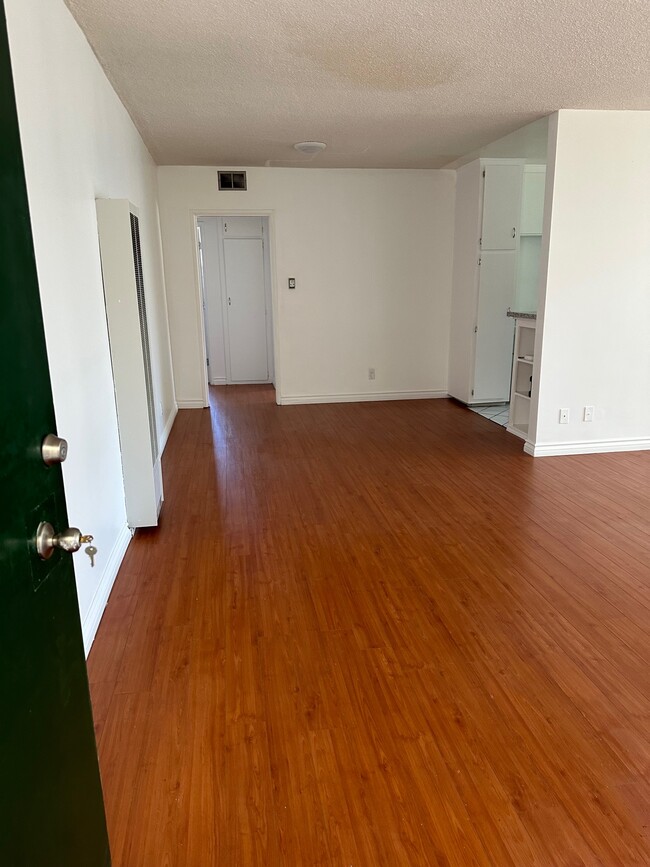 Building Photo - 852 Lorraine Blvd