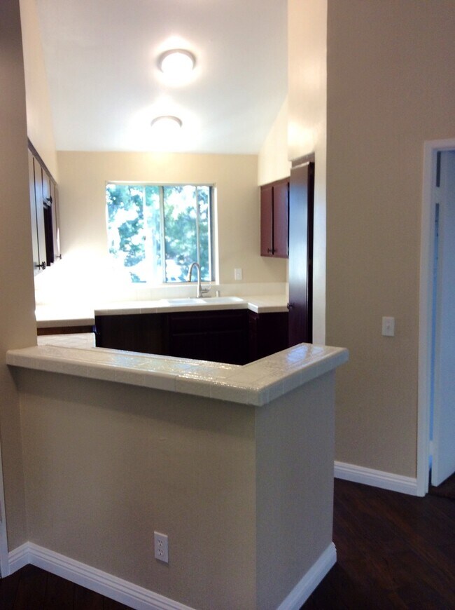 Building Photo - GORGEOUS 2 BEDROOM 1 BATH CONDO