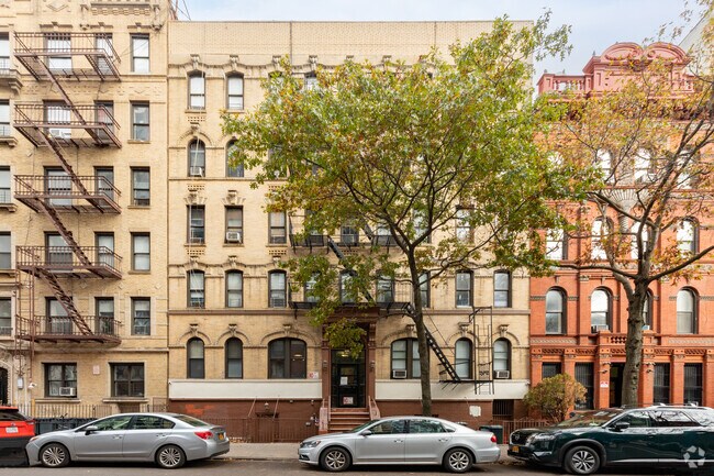 Building Photo - 2 br down the block from the busy Bedford ave