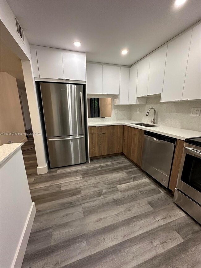 Foto del edificio - 450 Commodore Dr