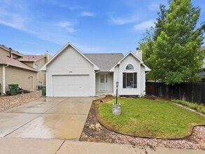 Building Photo - Bright & Spacious 3 Bed Home with Vaulted Ceilings & Fenced Yard