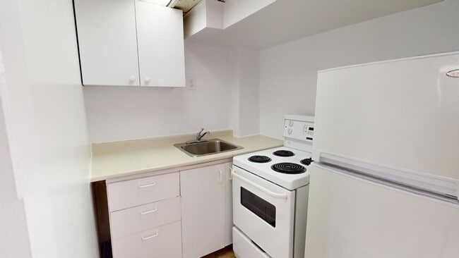 Interior Photo - 425 Elgin