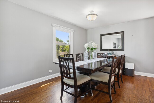 Foto del edificio - 1717 Glen Lake Rd