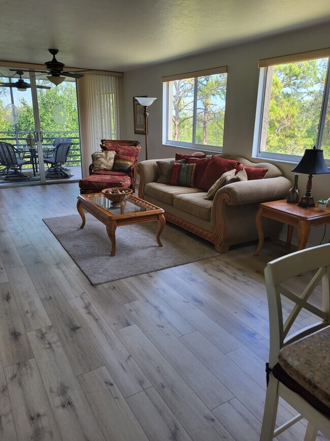 Foto del edificio - 15171 Cedarwood Ln