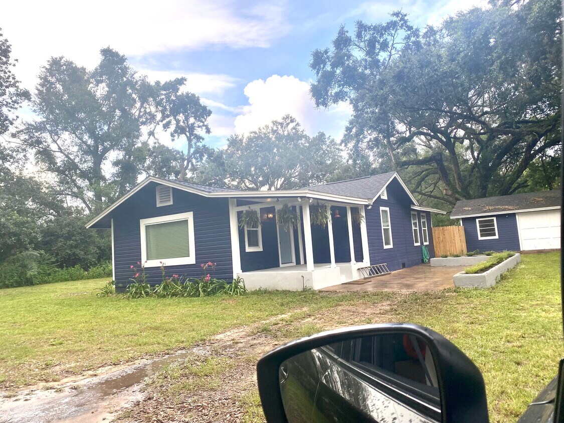 Primary Photo - 8906 Fowler Ave