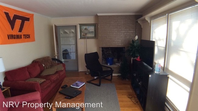 Building Photo - 3 br, 2 bath House - 700 Burrus Drive