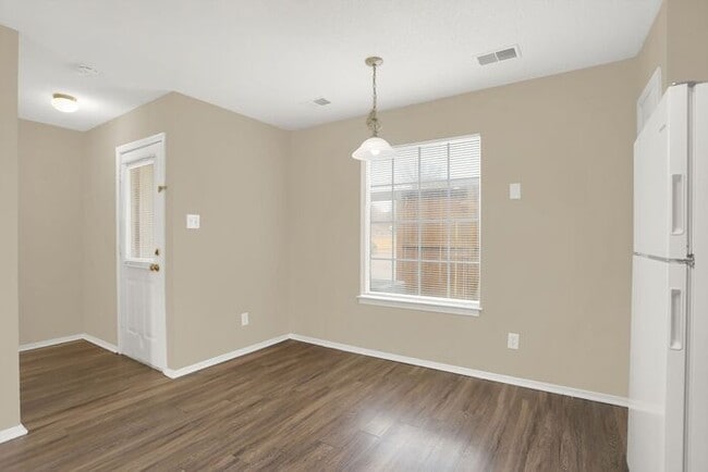 Building Photo - Two Story 2-bd/ 1.5-ba Southaven Townhome ...