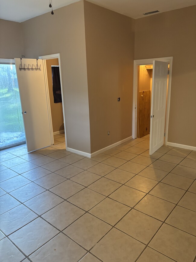 Building Photo - 500 N Moore St