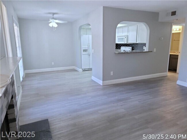 Foto del edificio - Upgraded Ground-Floor Gem in Gated Green V...